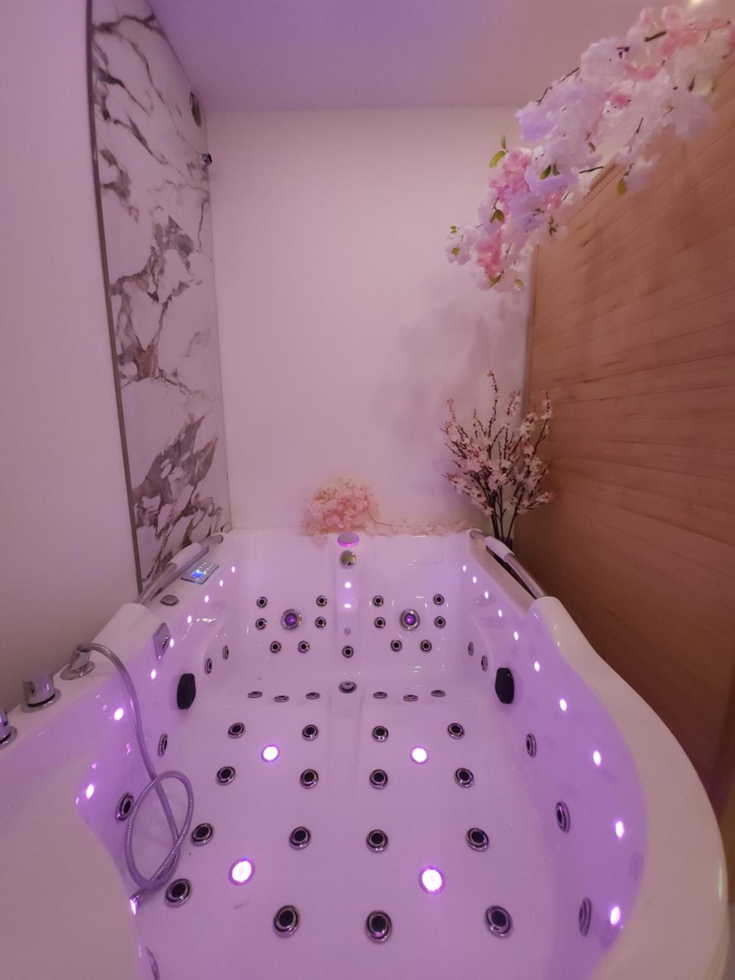New In Gdansk! Red Room In The Heart Of Gdansk - Bdsm - With A Luxury Jacuzzi And Access To A Sauna Екстериор снимка
