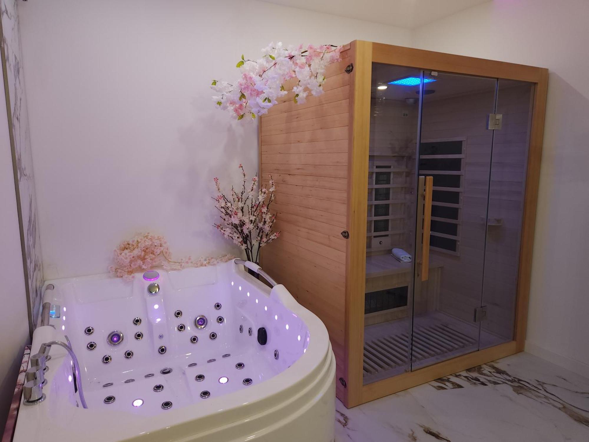 New In Gdansk! Red Room In The Heart Of Gdansk - Bdsm - With A Luxury Jacuzzi And Access To A Sauna Екстериор снимка