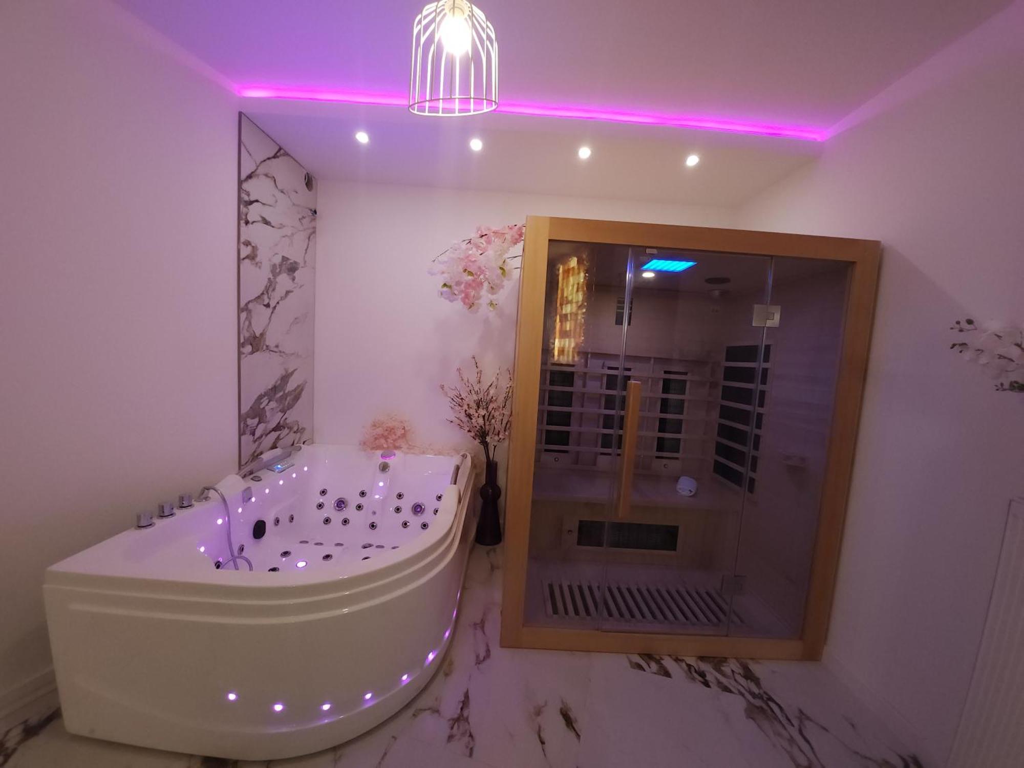 New In Gdansk! Red Room In The Heart Of Gdansk - Bdsm - With A Luxury Jacuzzi And Access To A Sauna Екстериор снимка
