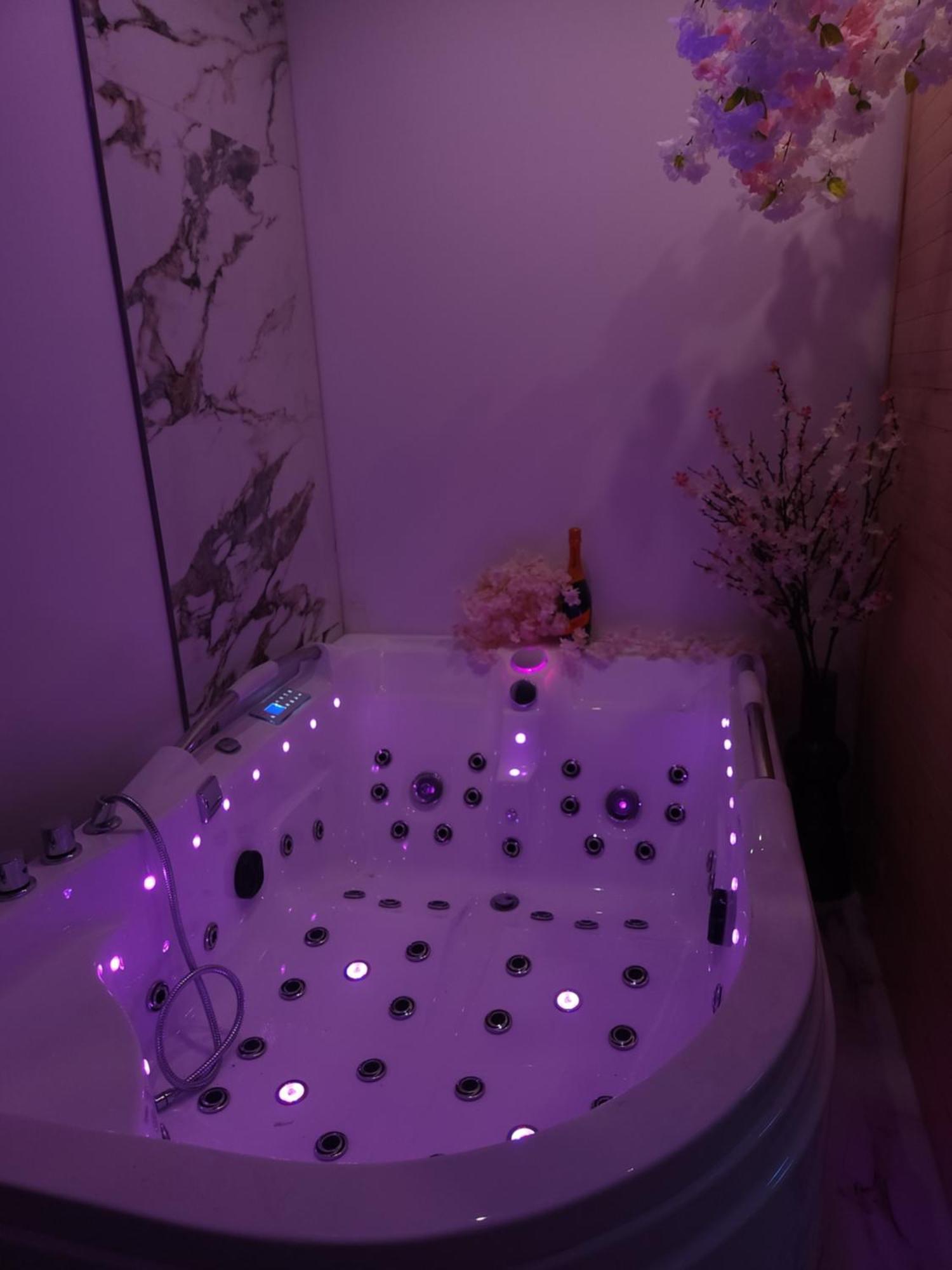 New In Gdansk! Red Room In The Heart Of Gdansk - Bdsm - With A Luxury Jacuzzi And Access To A Sauna Екстериор снимка