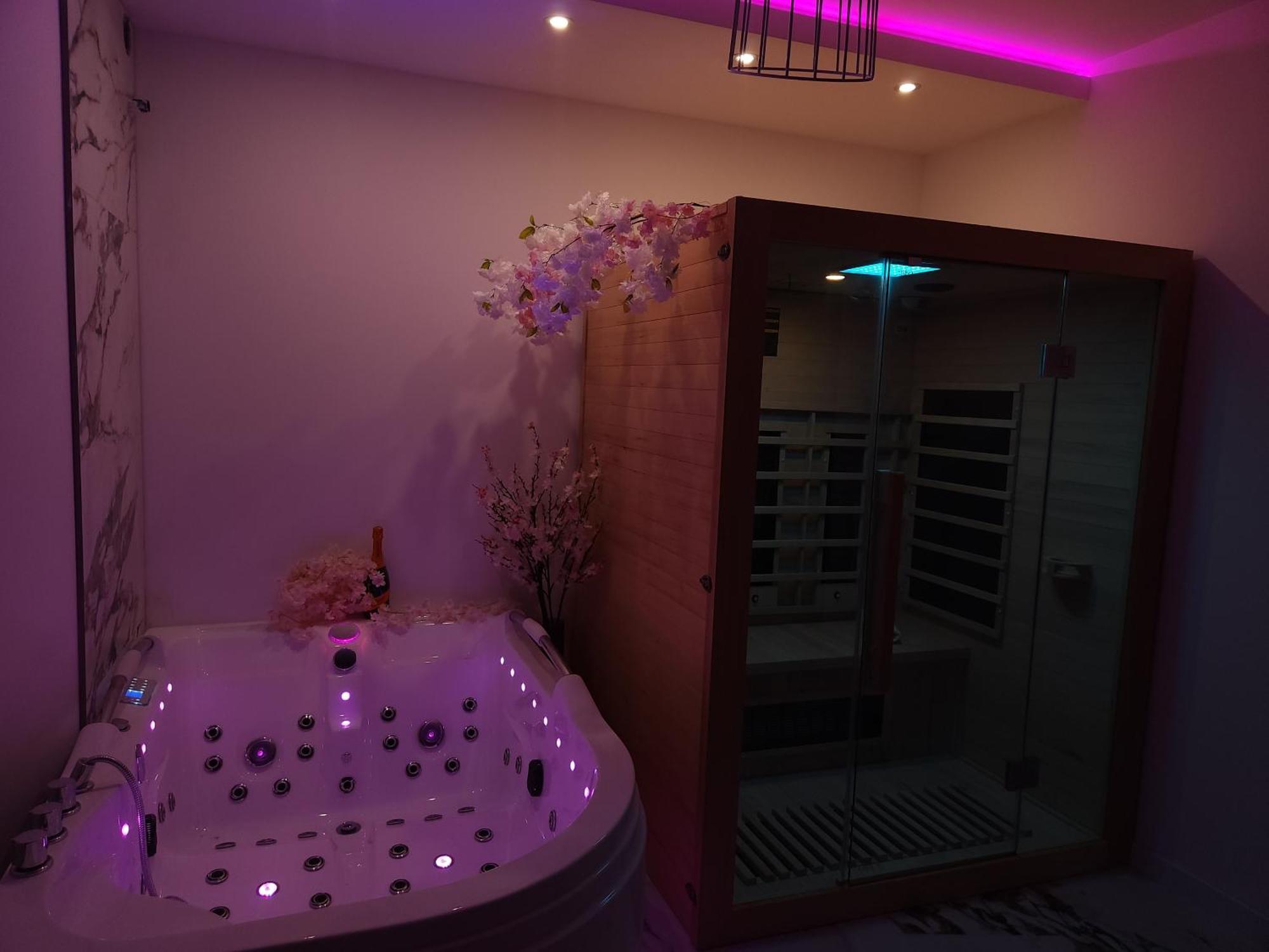 New In Gdansk! Red Room In The Heart Of Gdansk - Bdsm - With A Luxury Jacuzzi And Access To A Sauna Екстериор снимка