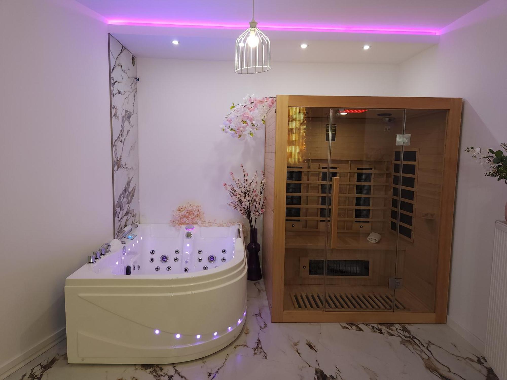New In Gdansk! Red Room In The Heart Of Gdansk - Bdsm - With A Luxury Jacuzzi And Access To A Sauna Екстериор снимка